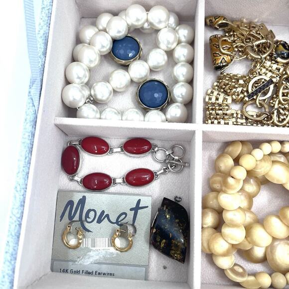 Vintage To Modern Costume Jewelry Mixed Lot Brooch Rings Necklace in Jewelry Box - Picture 11 of 14